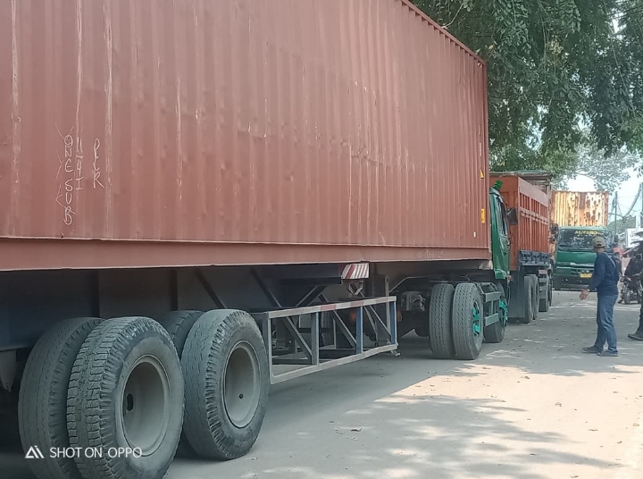 Kontainer Tersangkut Pohon di Depan RSUD Pakuhaji Picu Macet, Karang Taruna Turun Tangan
